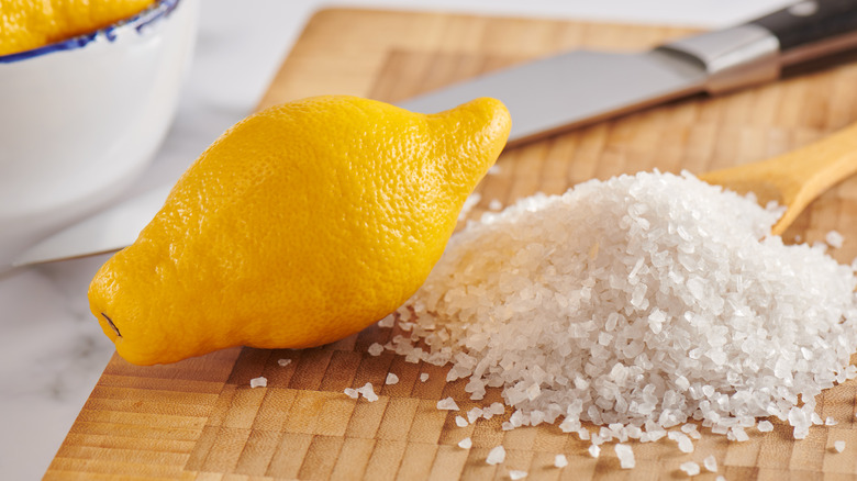 Wooden cutting board smill like onion
Lemon and coarse salt on wooden cutting board for removing onion odor