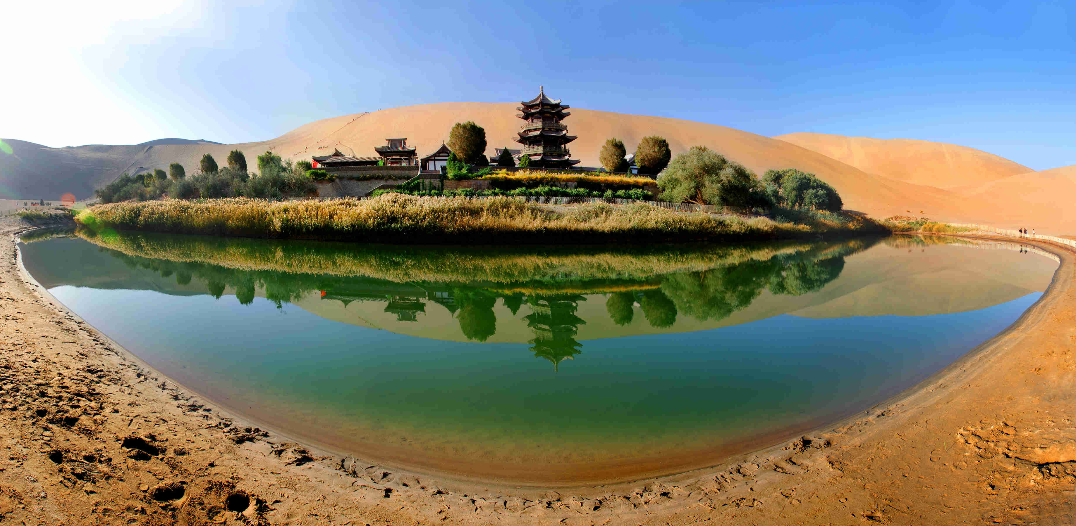 Dunhuang Mingsha Mountain Crescent Moon Spring