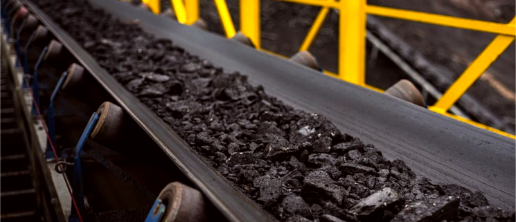 Kolen transportband in energiecentrale voor bulkgoed handling