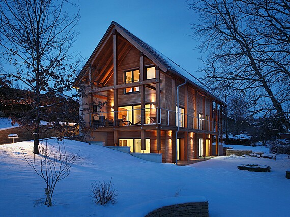 Holzhaus im Schnee
