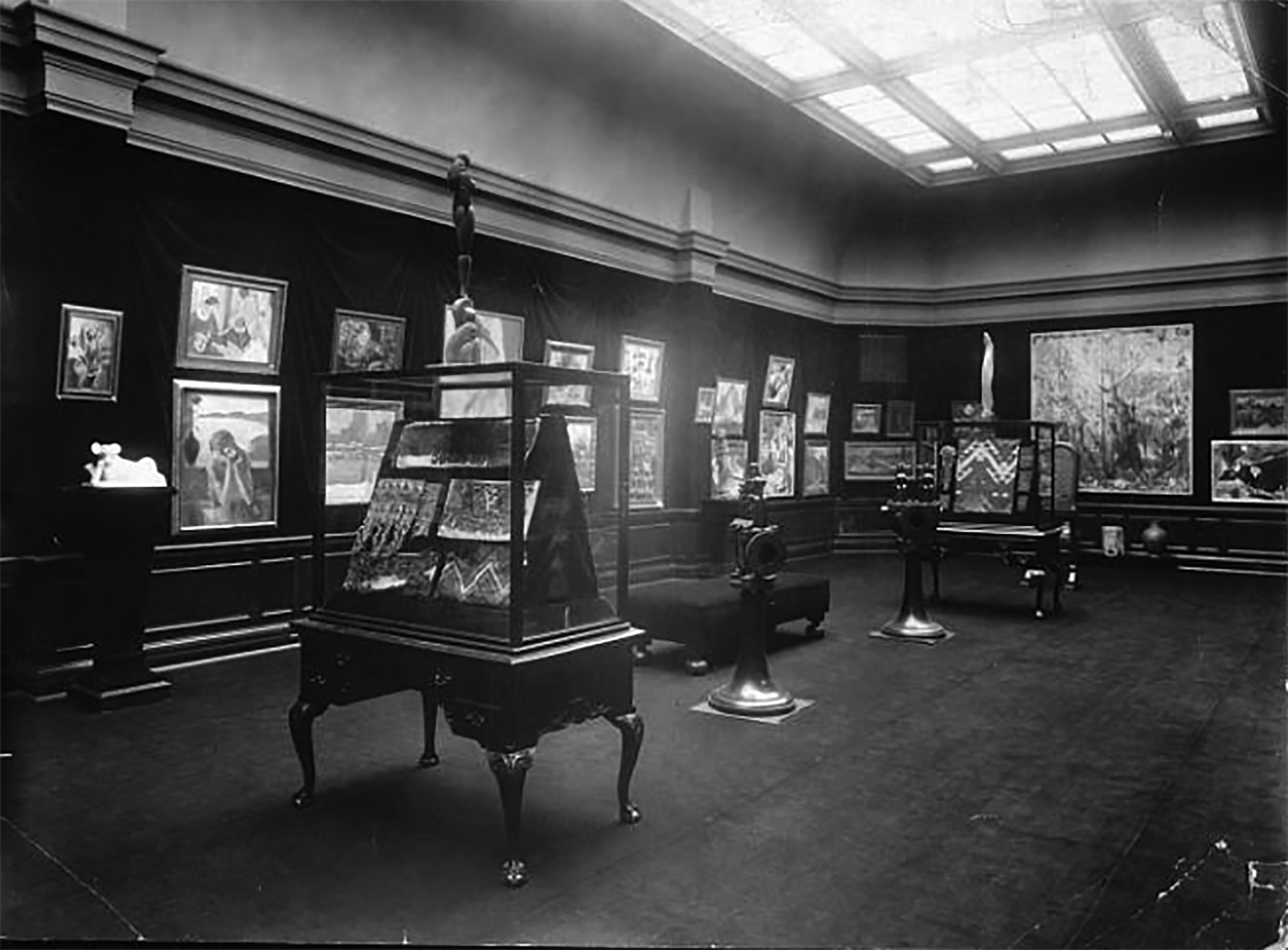 1920s Japanese art collection gallery interior