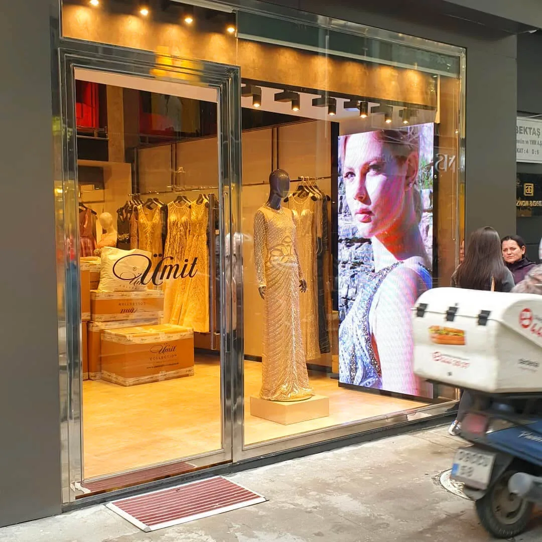 Pantalla LED premium instalada en escaparate comercial