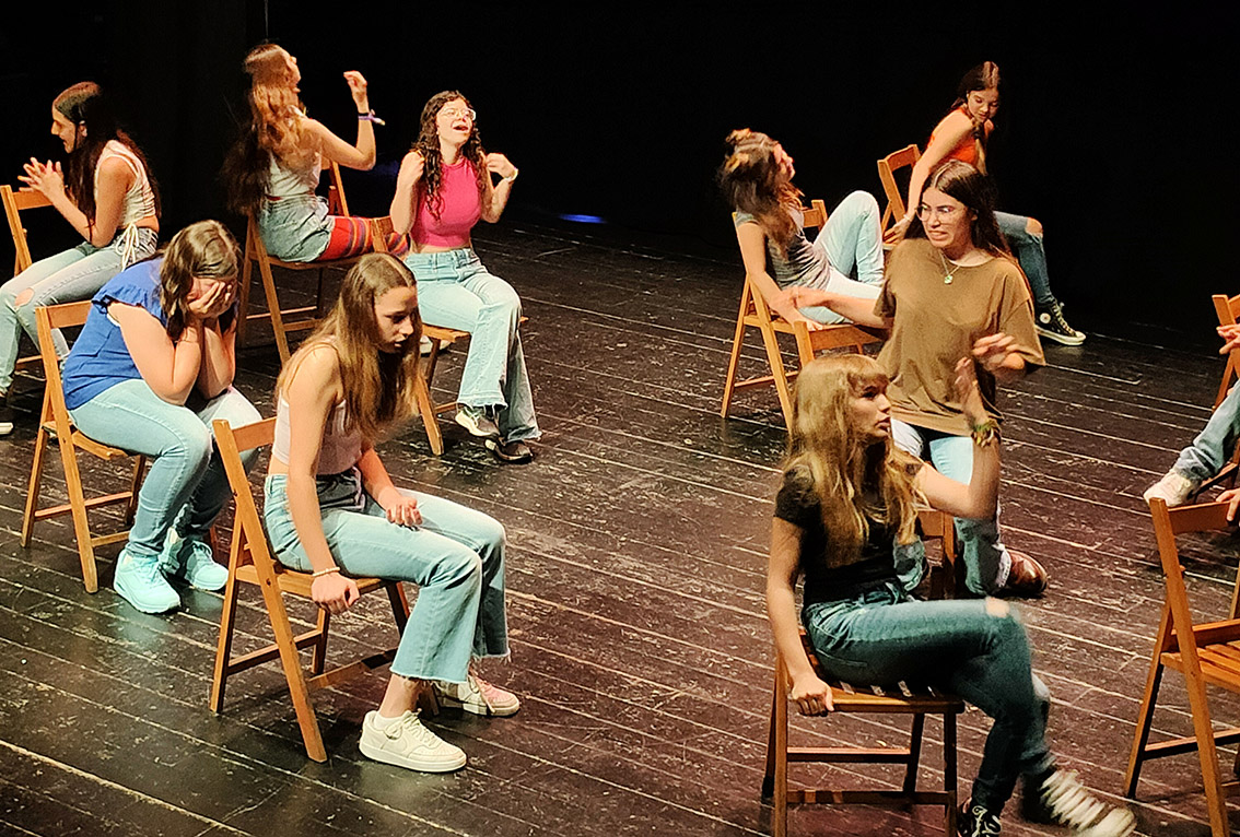Jóvenes participando en un taller de teatro