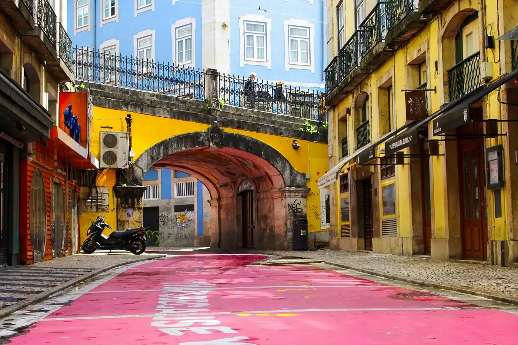Rua colorida em Lisboa, Portugal, um dos destinos mais procurados por jovens brasileiros emigração