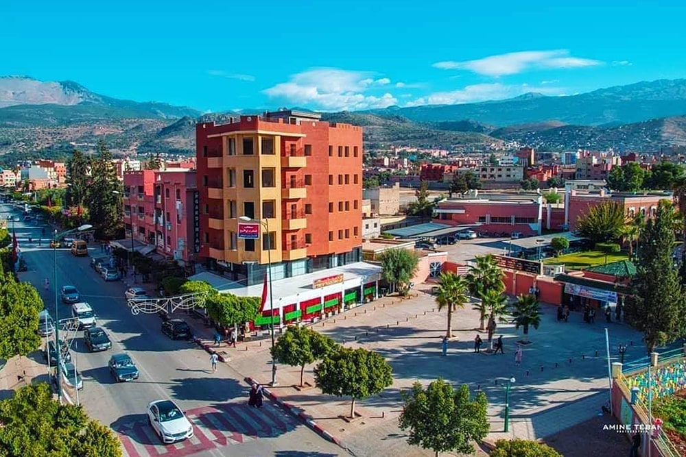 Centre-ville de Beni Mellal avec le mont Tassemit en arrière-plan