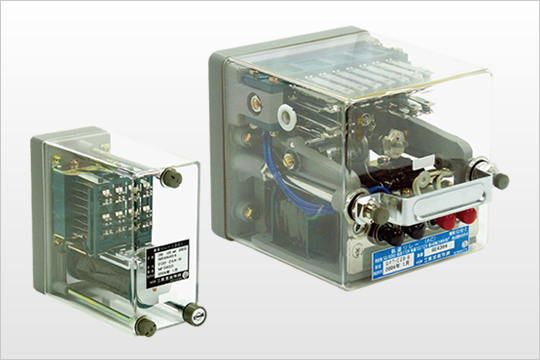 堆叠存放的铁路继电器