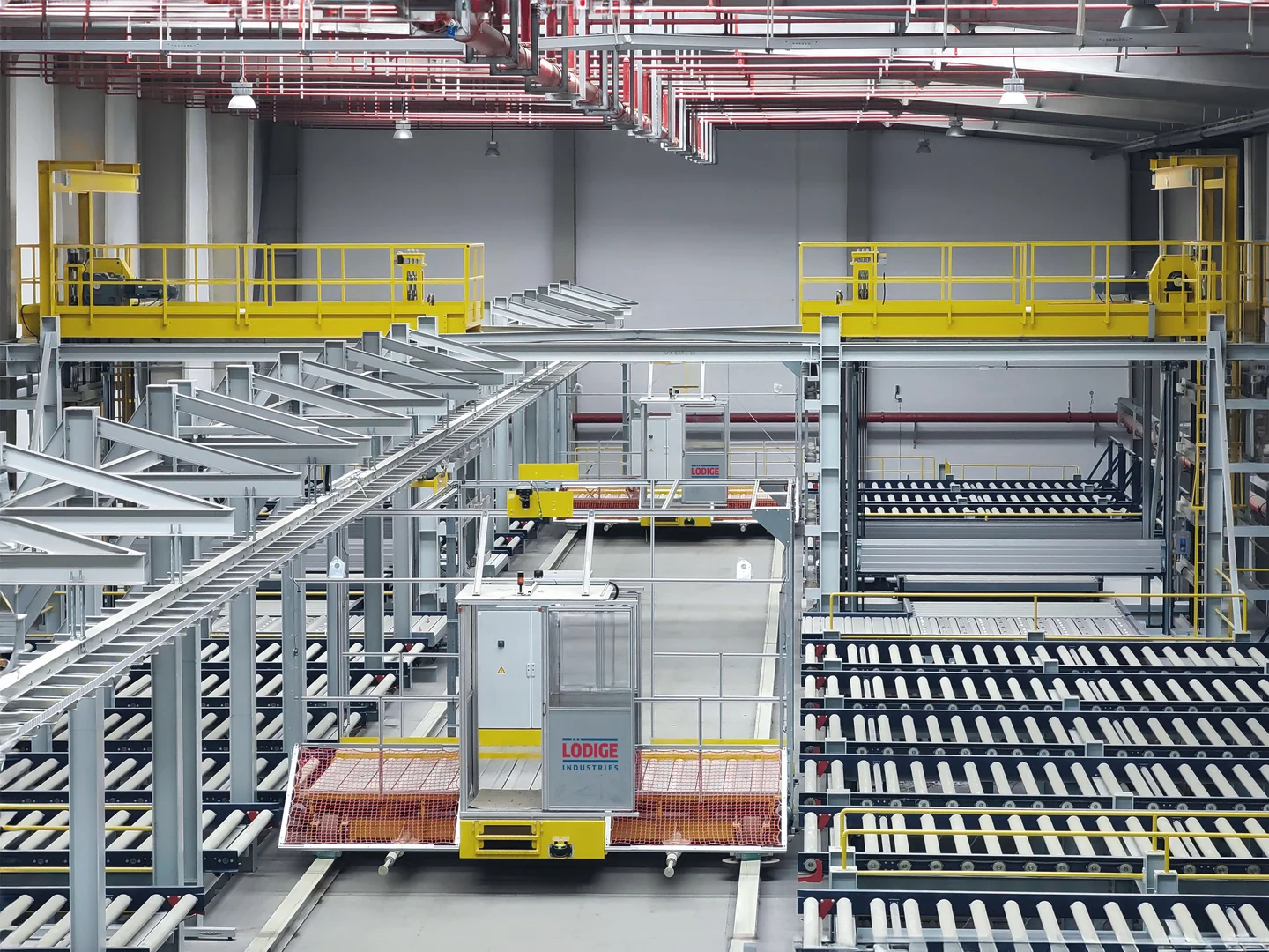 现代化物流仓库内部，展示自动化设备