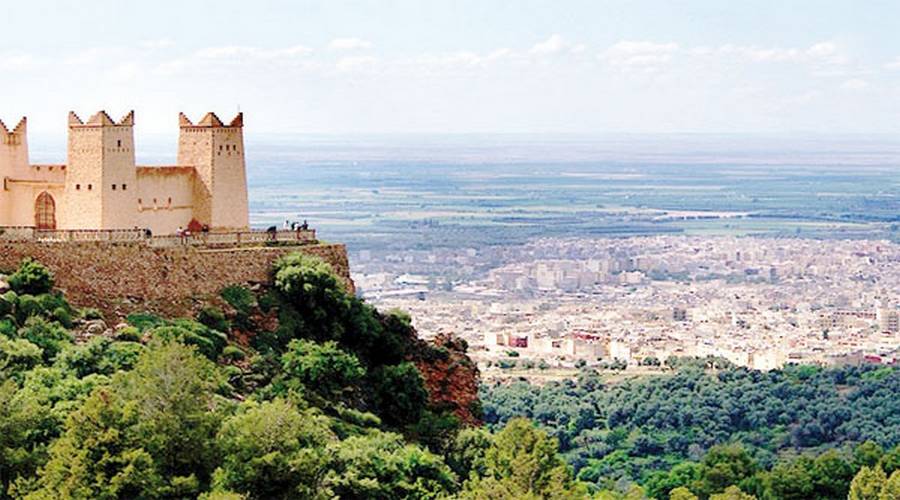 Vue panoramique de Beni Mellal depuis le mont Tassemit avec la kasbah et la plaine du Tadla