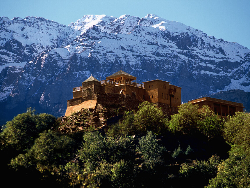 Village berbère dans les montagnes de l'Atlas enneigées près de Marrakech