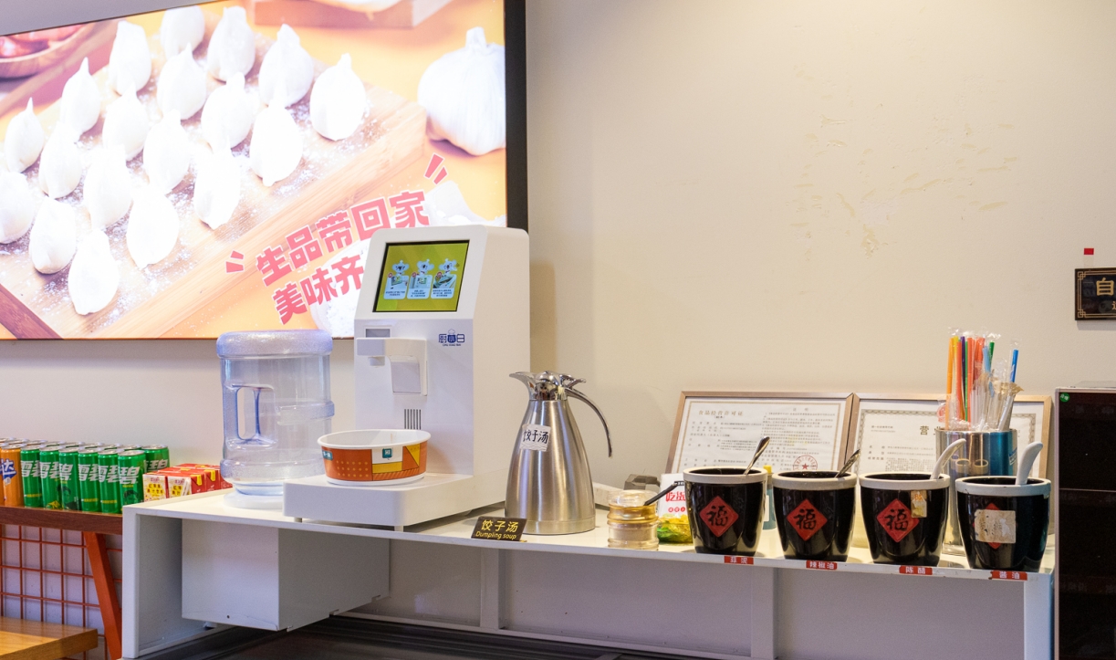 现代中式餐厅内部环境，配备智能烹饪设备