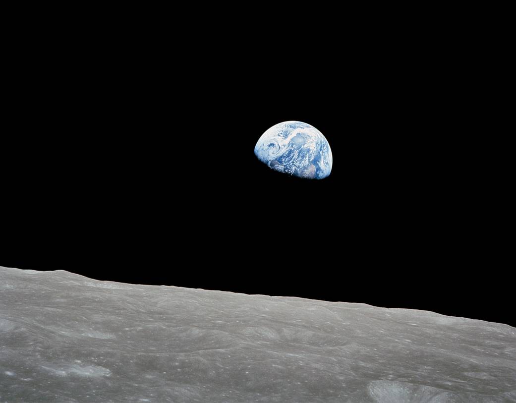 Foto icônica Earthrise tirada durante a missão Apollo 8 em 1968, mostrando a Terra nascendo sobre o horizonte lunar