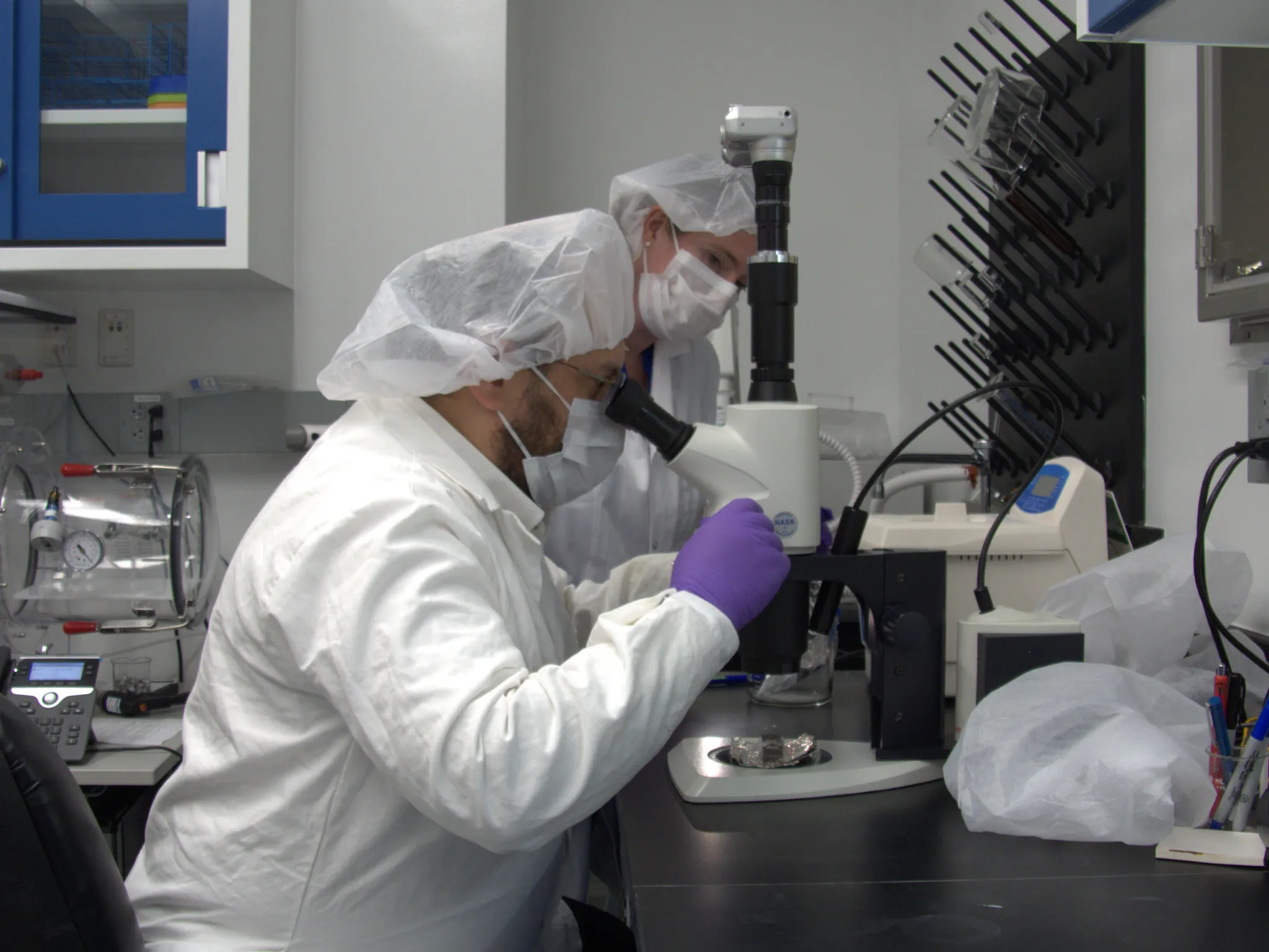 Cientistas analisam amostras em laboratório de astrobiologia