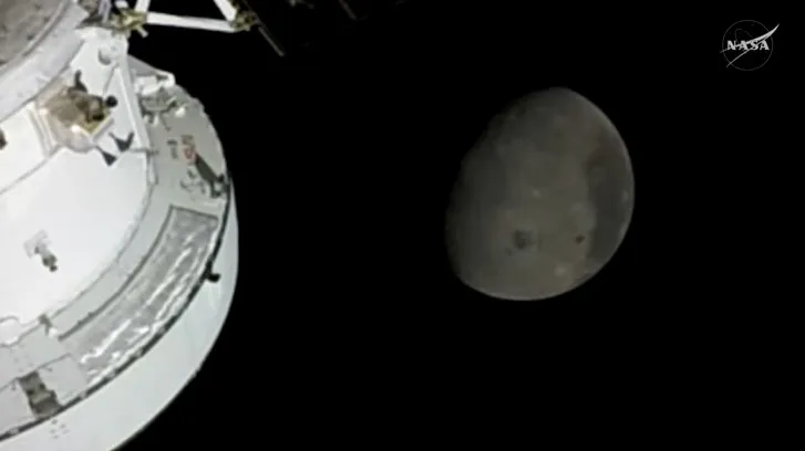 Cápsula Orion da Artemis II se aproximando da Lua durante sobrevoo histórico
