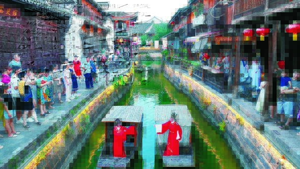 县城传统市集的热闹场景，多个摊位和购物人群