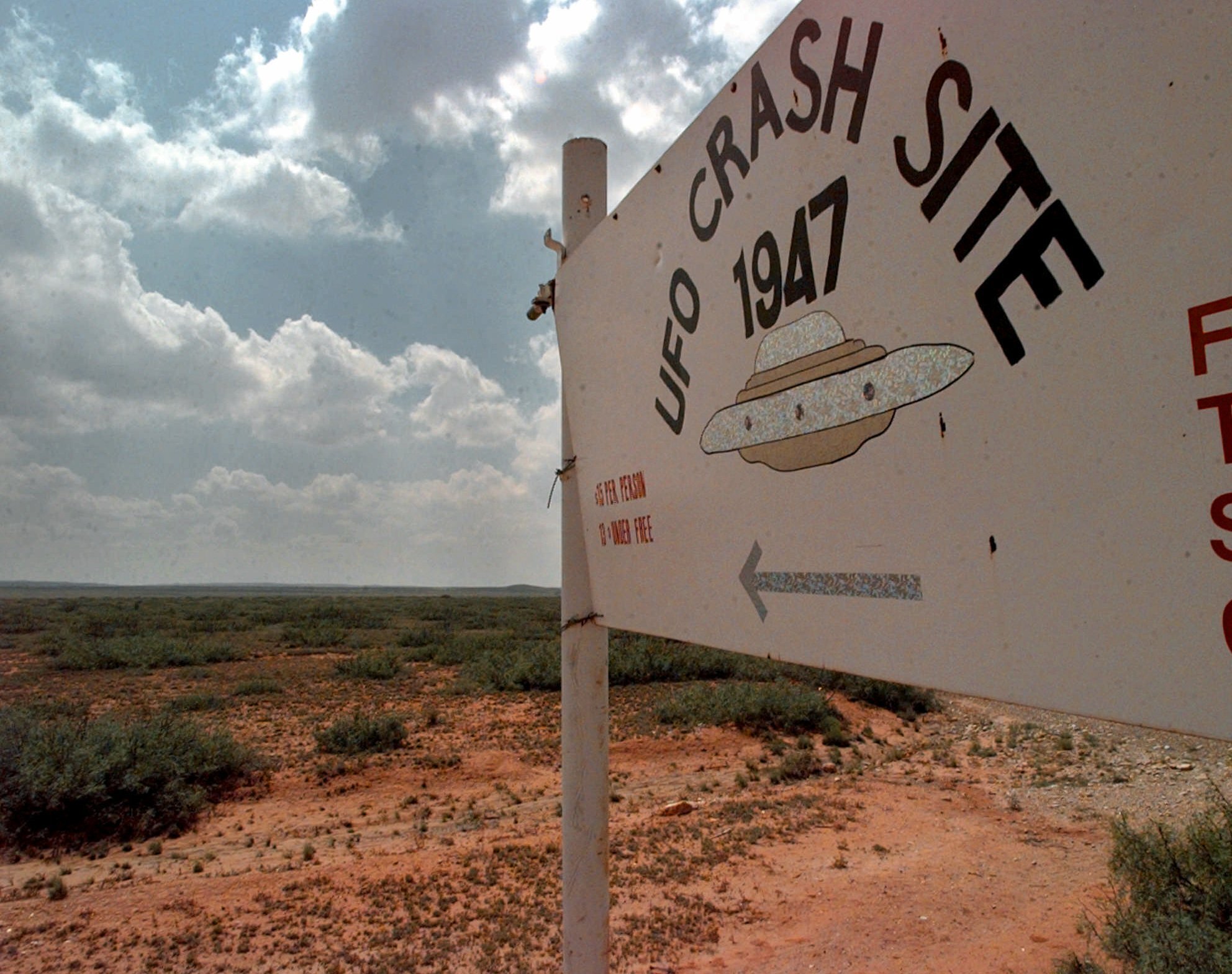 Placa indicando o local do suposto acidente de OVNI em Roswell, 1947
