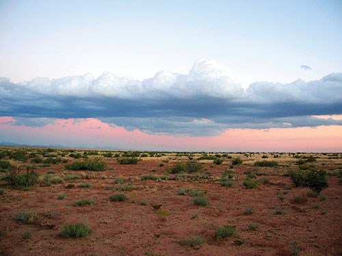 Paisagem árida e desolada do deserto Jornada del Muerto no Novo México, local do teste nuclear Trinity