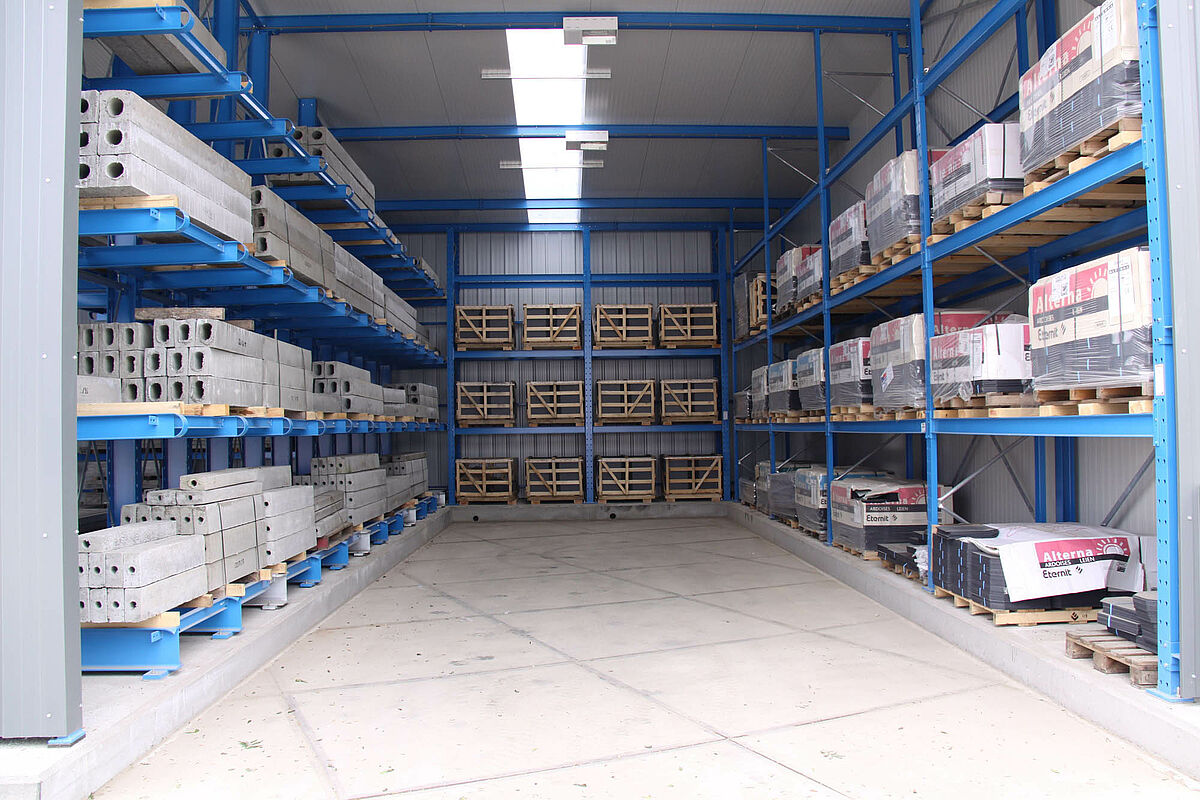 Materiales de construcción en estanterías