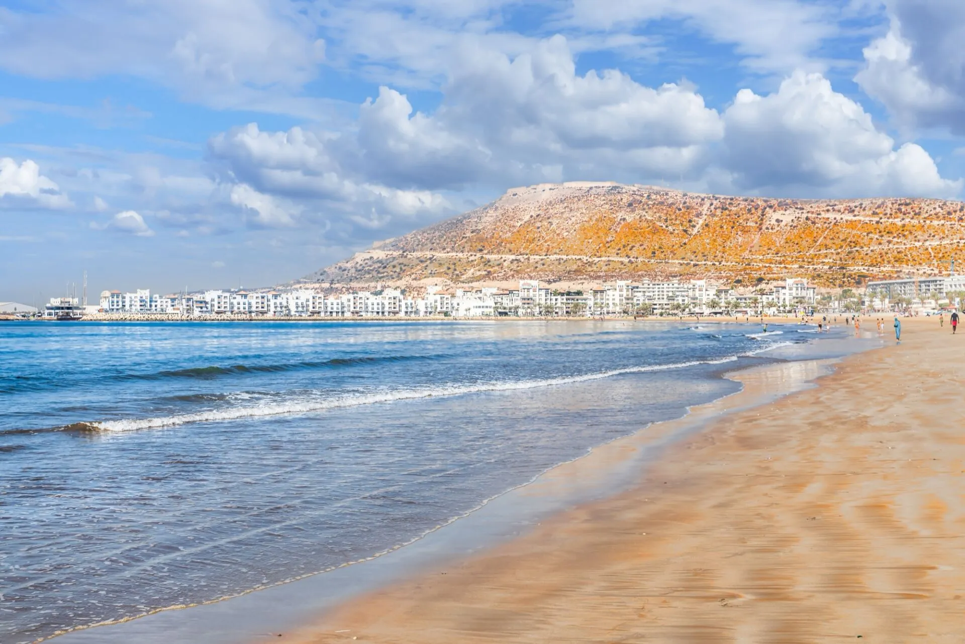Plage d'Agadir avec vue sur la kasbah et la côte atlantique