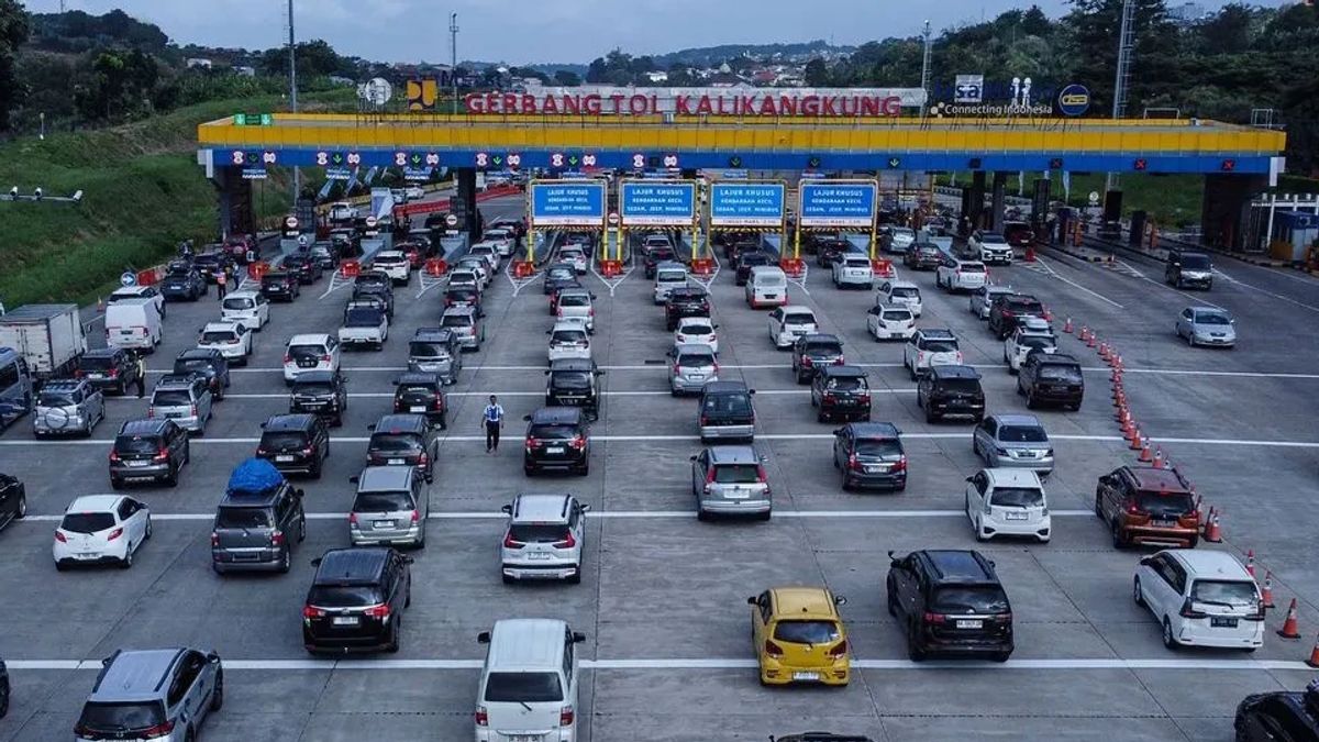 Antrean panjang kendaraan di gerbang tol