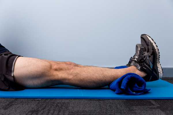 تمرين انقباض عضلات الفخذ Quadriceps Sets لعلاج خشونة الركبة