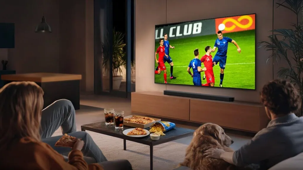 Família assistindo jogo de futebol da Copa do Mundo em Smart TV 40 polegadas na sala de estar