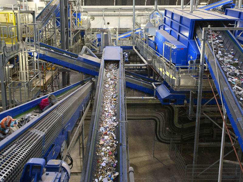 Waste sorting conveyor system in modern recycling facility