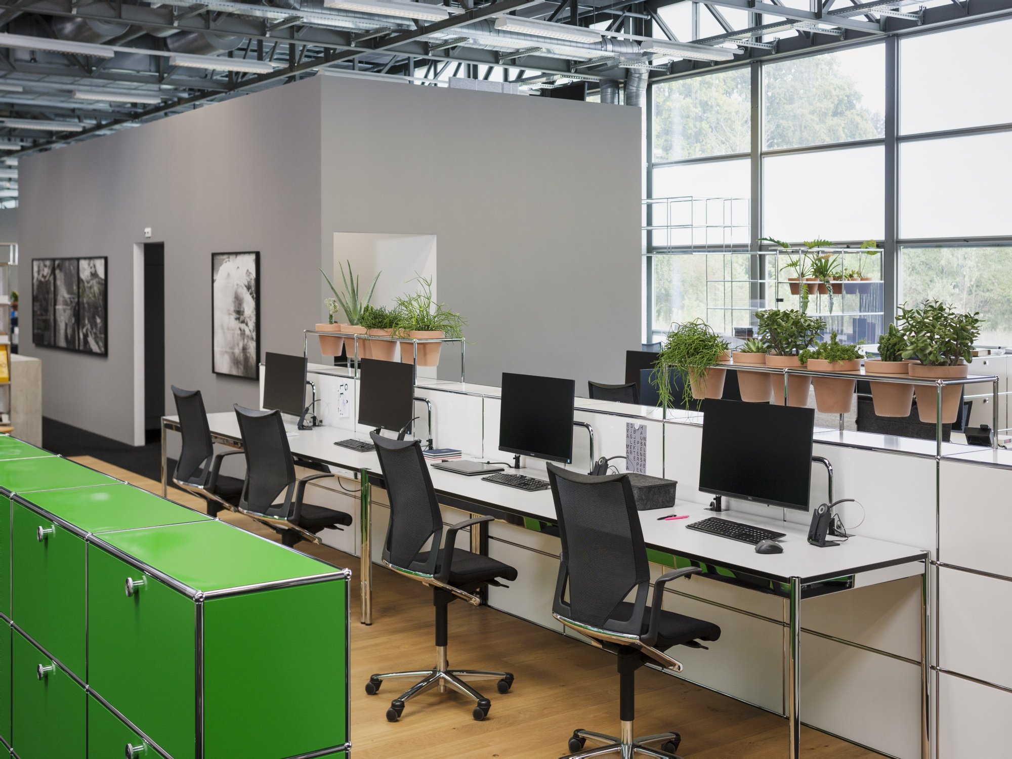 Bureau moderne avec ordinateur et plantes