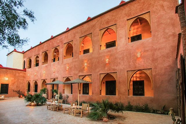 Architecture traditionnelle d'Azrou avec patio et jardin