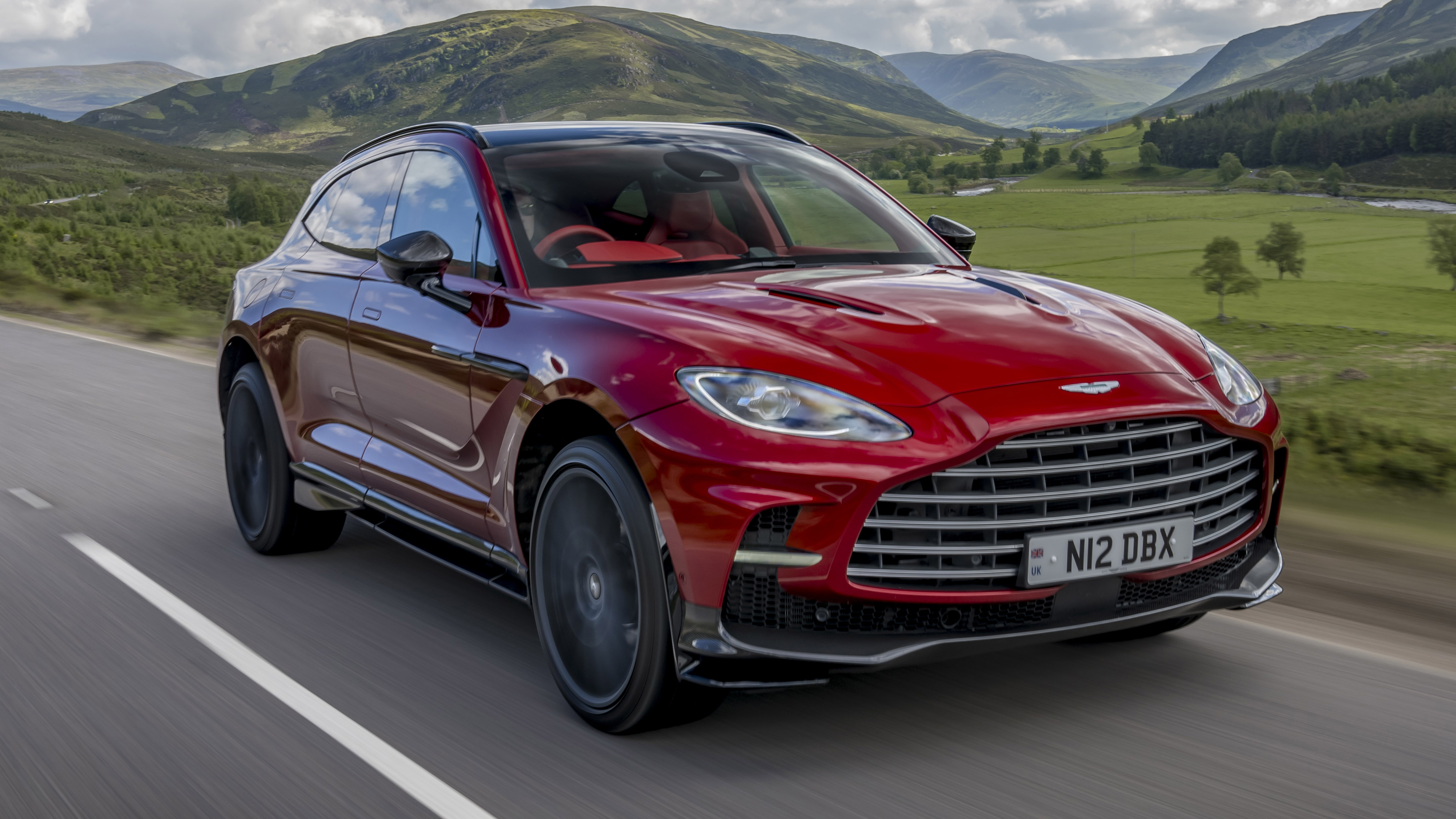 Aston Martin DBX STRAIGHT-SIX