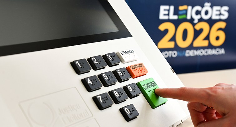 Urna eletrônica brasileira com teclado numérico e botões de confirmação, utilizada nas eleições 2026
