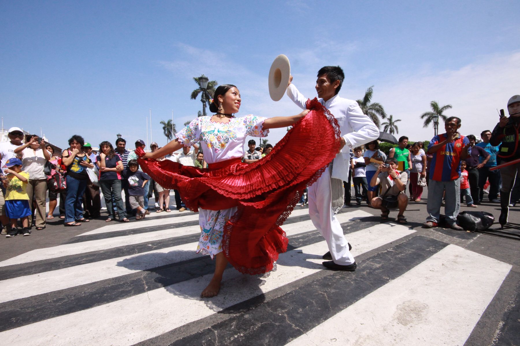 Marinera Norteña - Pareja bailando en la calle