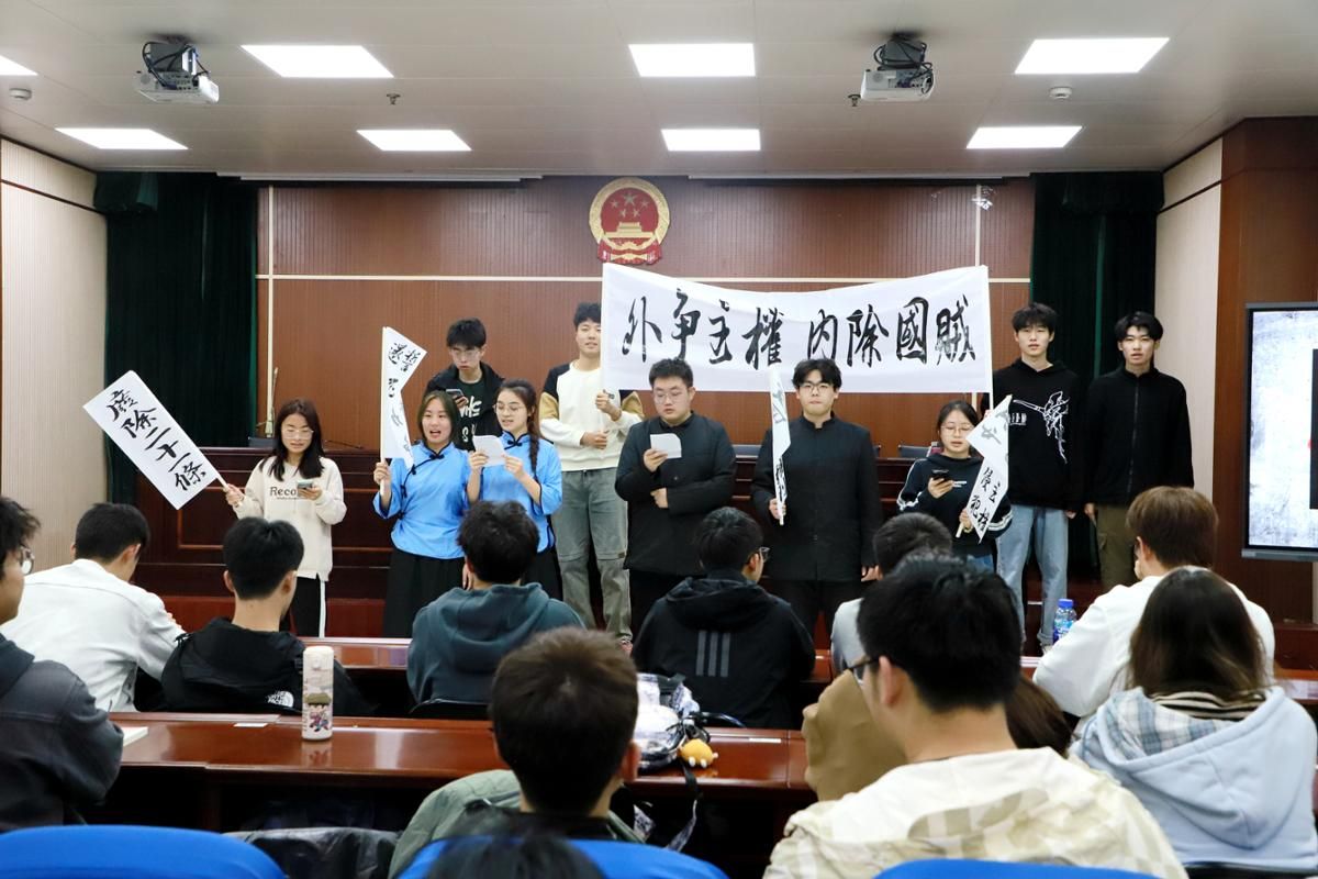 学生在思政课堂上进行小组讨论