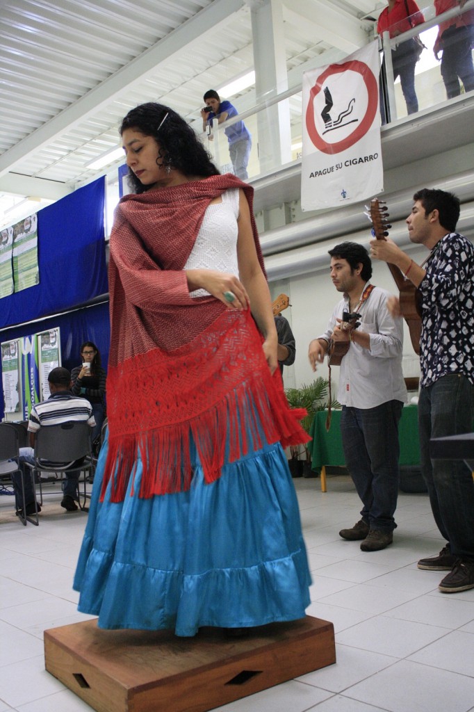Personas bailando zapateado sobre tarima en fandango jarocho
