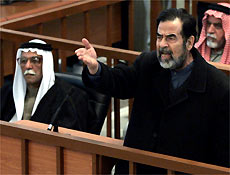Saddam Hussein durante julgamento no Tribunal Especial do Iraque