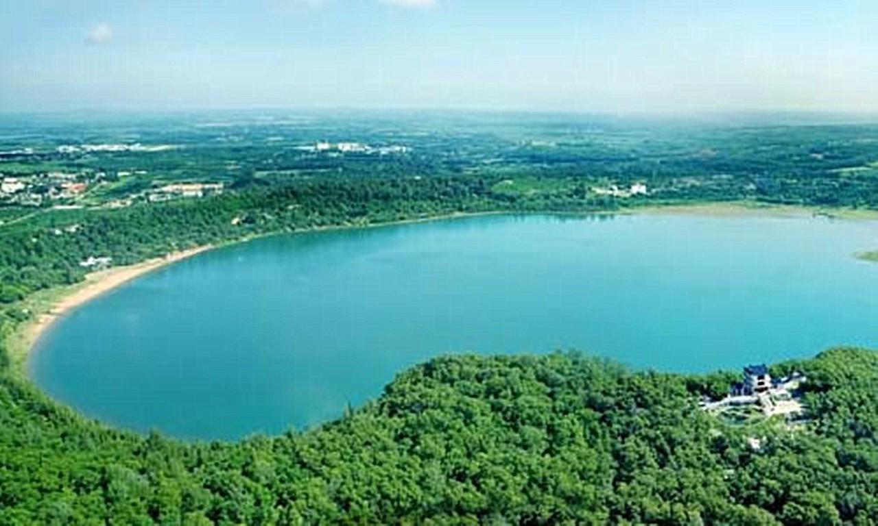 湖光岩玛珥湖全景