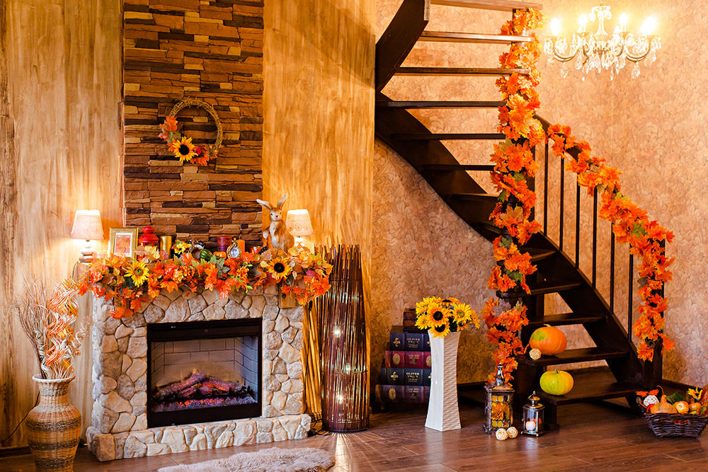 Уютный интерьер с теплым светом в осенний вечер